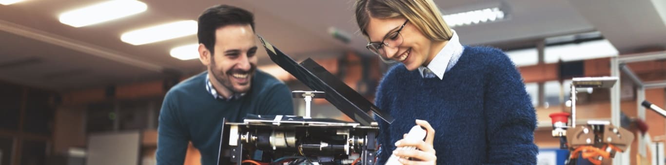 Alumnos de ingeniería mecatrónica realizando prácticas en laboratorio