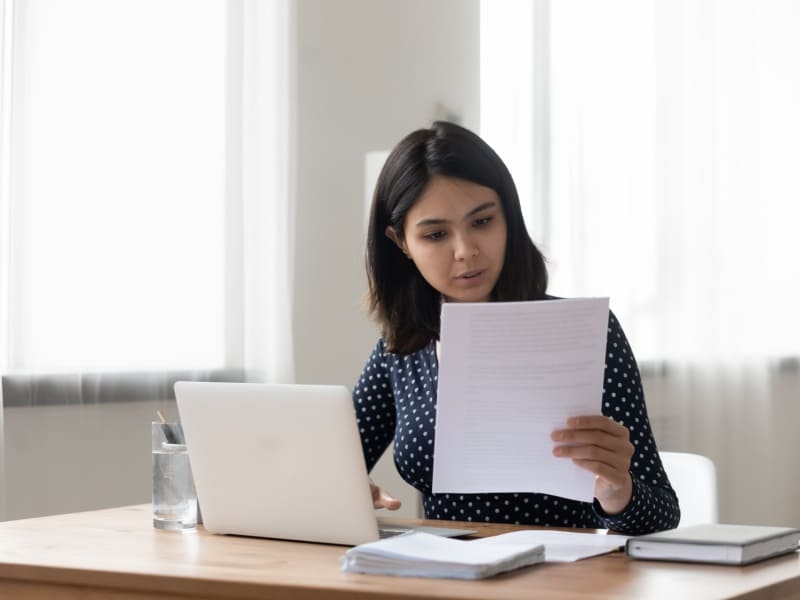 Aspirante preparando documentos para el examen único de bachillerato CENEVAL