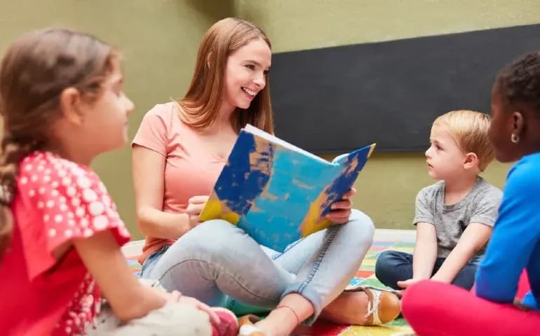 Ex alumna de la carrera de pedagogía dando clase a niños pequeño