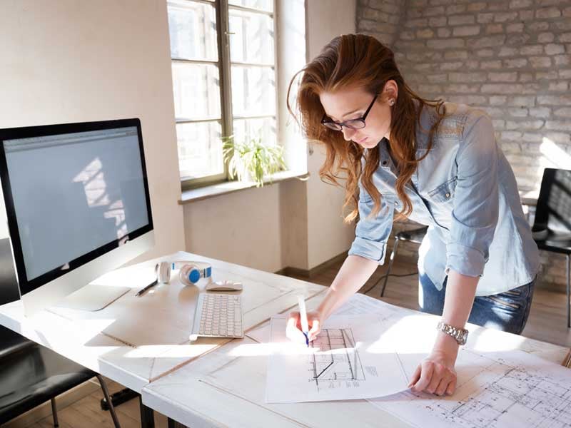 Estudiante diseñando planos arquitectónicos, destacando la carrera de Arquitectura como una de las más solicitadas en la UAM.