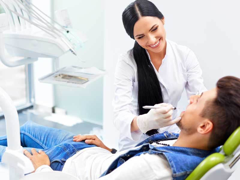 Dentista atendiendo a un paciente, simbolizando las carreras de Estomatología y Odontología entre las más demandadas en México.