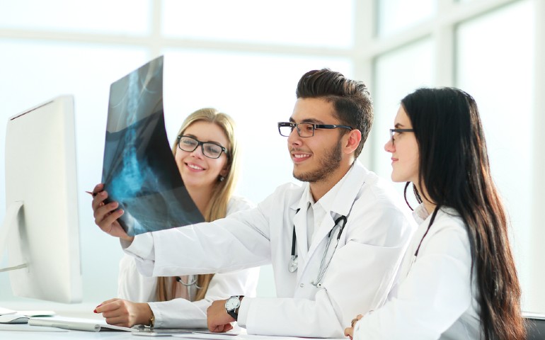 carreras-de-salud-jóvenes-doctores-analizan-radiografía