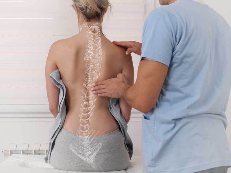 Evaluación de columna vertebral por quiropráctico durante tratamiento manual