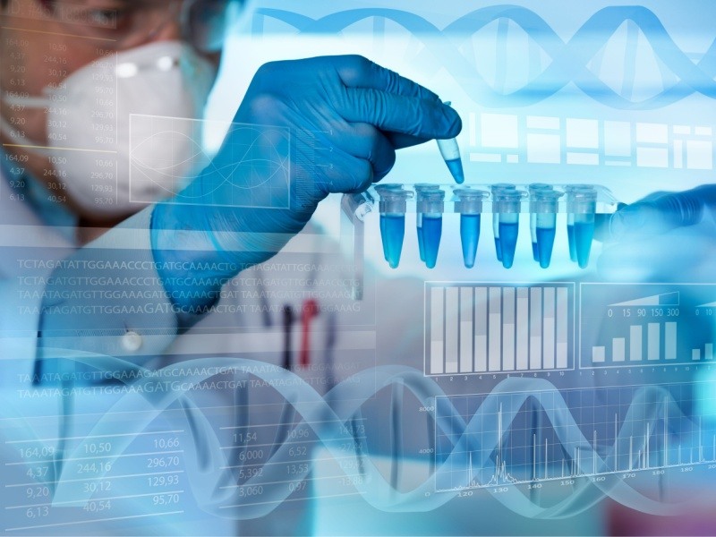 Científico en laboratorio biomédico analizando muestras con tecnología de diagnóstico médico avanzado