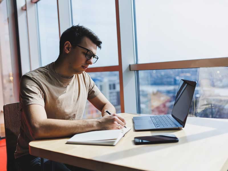 Joven estudiando para examen de admisión