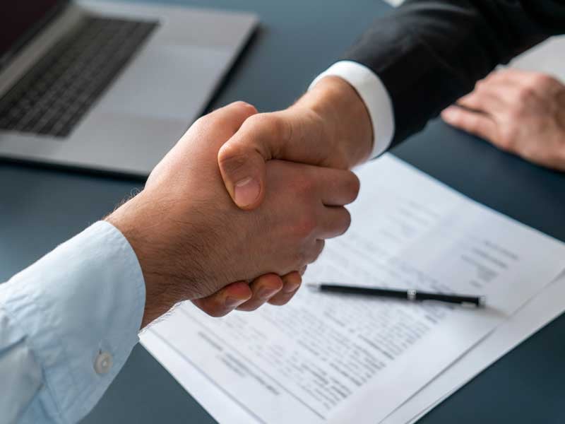 Ejecutivo consigue nuevo empleo tras terminar su carrera al revalidar sus estudios