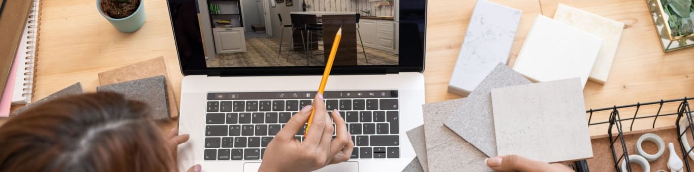 Diseñadora de interiores revisando proyecto en oficina creativa durante jornada profesional