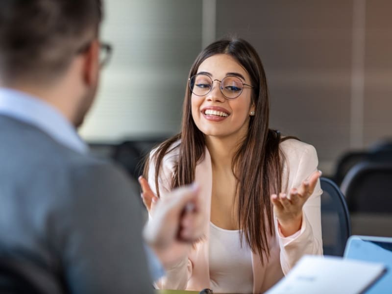El reto de conseguir empleo sin experiencia recién egresada en entrevista de trabajo hablando de sus logros