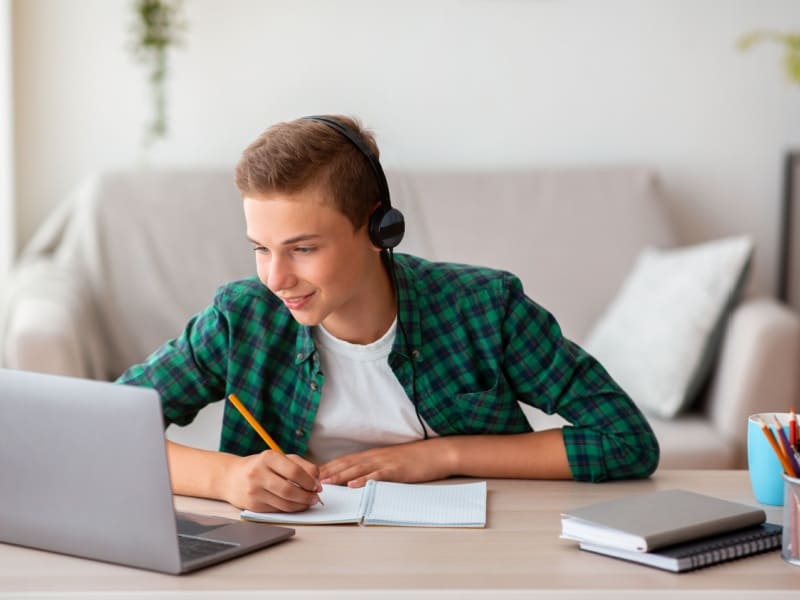 Estudiante de preparatoria mejorando sus técnicas de estudio con herramientas digitales