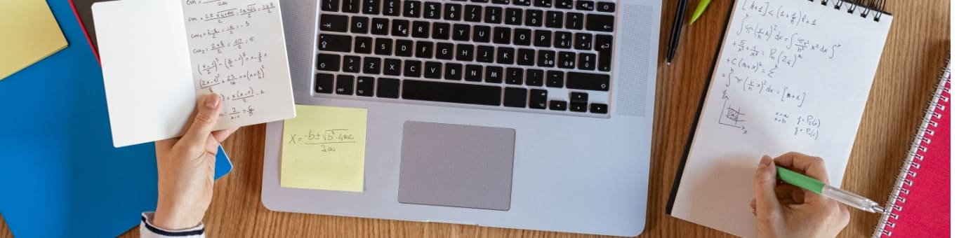 Estudiante resolviendo ejercicios de matemáticas frente a una laptop, analizando opciones académicas y carreras relacionadas con ciencias e ingeniería