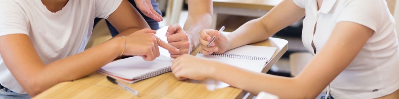 Estudiantes revisando apuntes para revalidación de materias en UNITEC