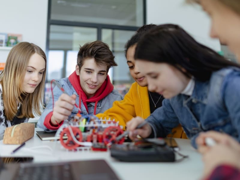 Grupo de jóvenes en taller de electrónica durante la prepa con carrera técnica