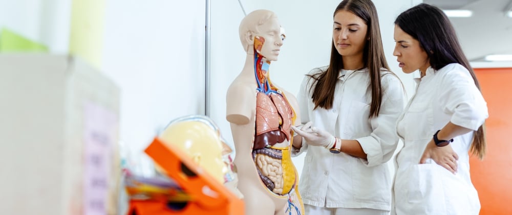 ¿Qué tan difícil es estudiar medicina? Guía actualizada 2025