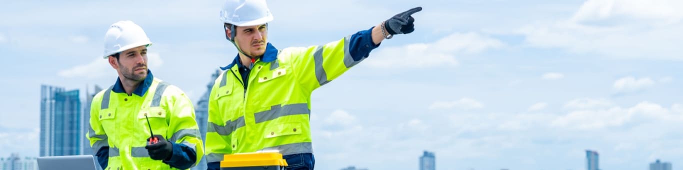 Ingenieros civiles supervisando un proyecto urbano y evaluando decisiones para reducir el impacto ambiental en construcción sostenible.