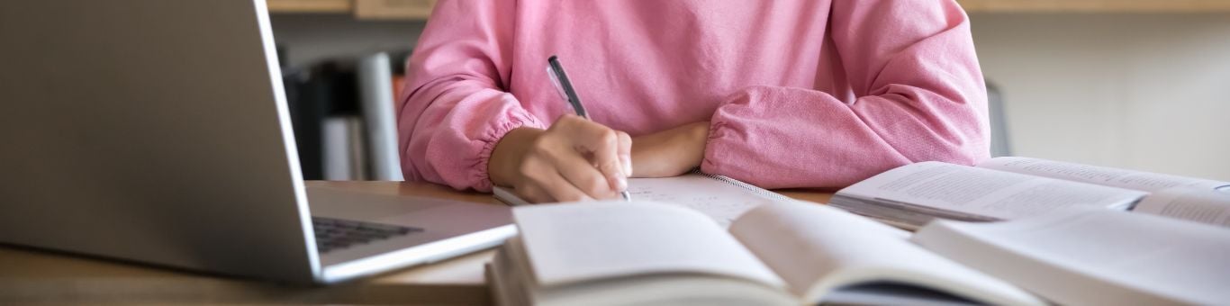 Egresada de preparatoria creando plan b para estudiar la universidad
