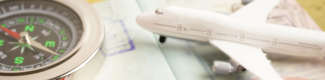 brujula-avion-sobre-escritorio