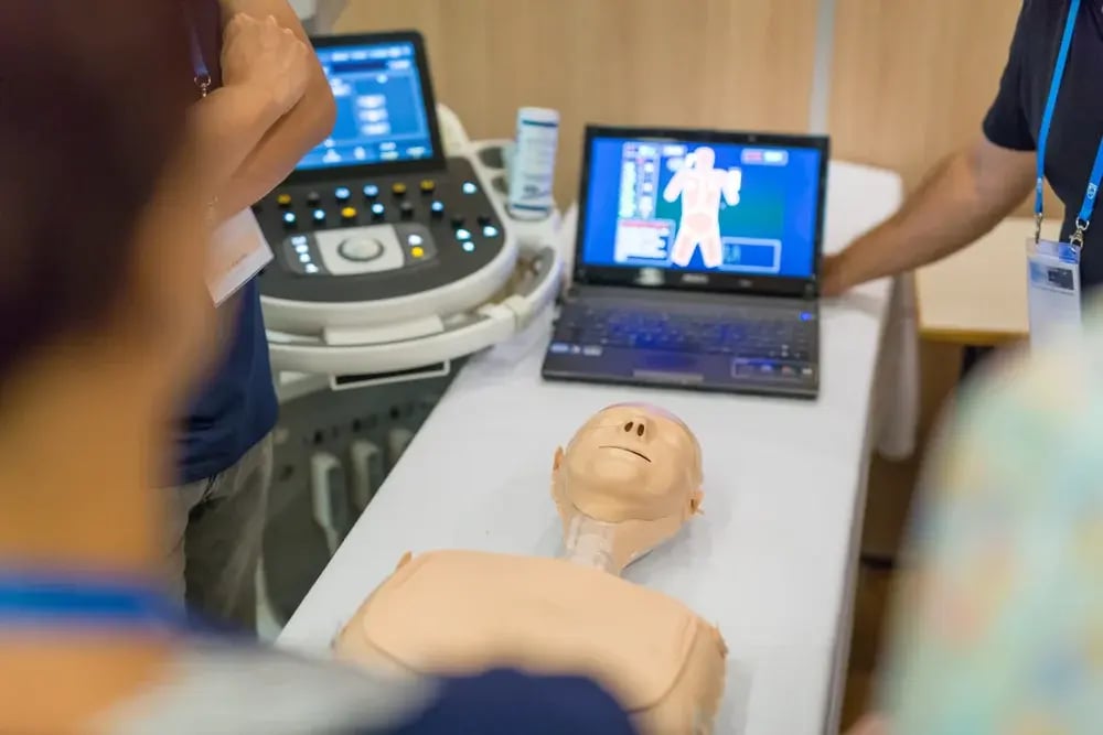 Simulador médico con tecnología avanzada para prácticas clínicas en carreras de Ciencias de la Salud
