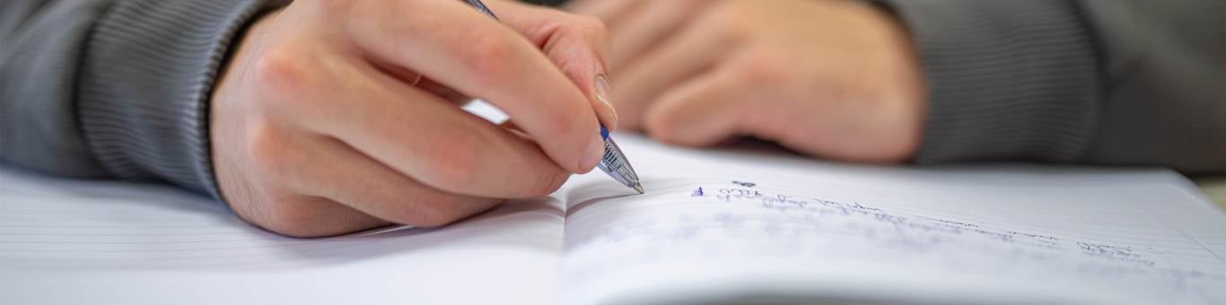 estudiante haciendo examen IPN, UNAM, UAM