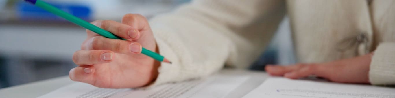 estudiante resolviendo examen de admisión UNAM 2025 en hoja de respuestas
