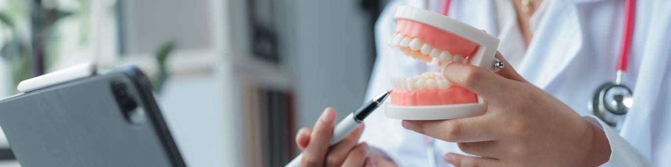 Estudiante de la licenciatura en odontología de la unitec en consulta