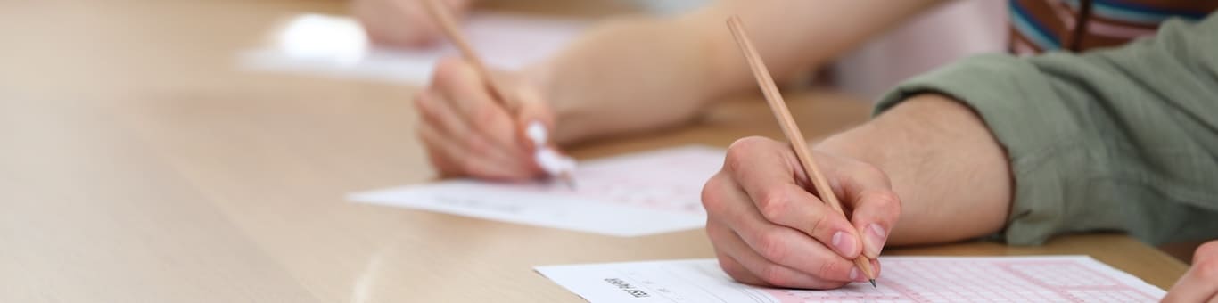 Estudiantes realizando el examen ECOEMS