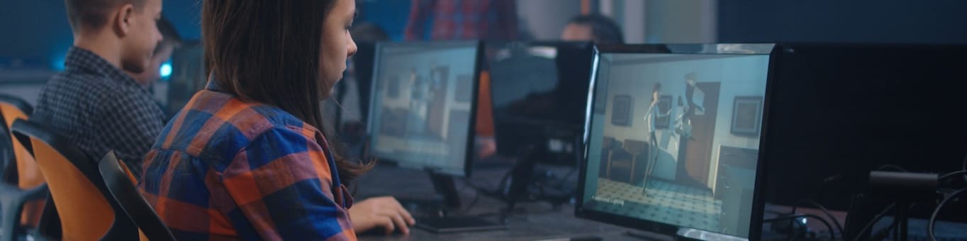 Estudiantes de animación digital trabajando en un laboratorio con software especializado
