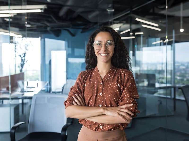 Mujer cientifica sonriendo
