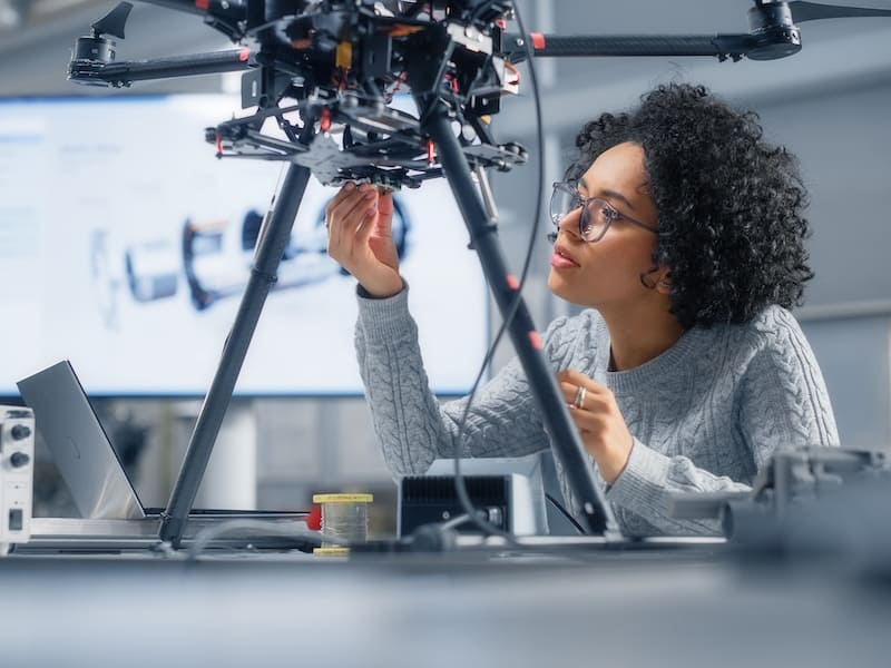 Mujer científica armando un robot