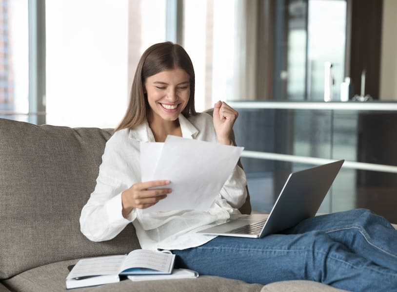 Estudiante feliz revisando resultados de ingreso a la preparatoria en 2025