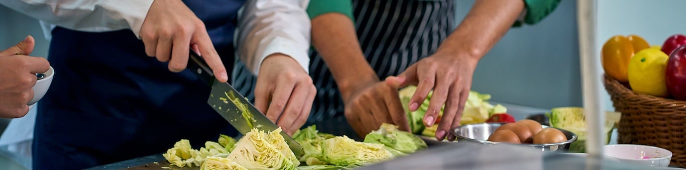 Estudiantes de Gastronomía de la UNITEC haciendo prácticas en los salones especializados de la universidad
