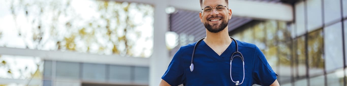 Egresado de Enfermería de la UNITEC realizando sus prácticas profesionales en un hospital