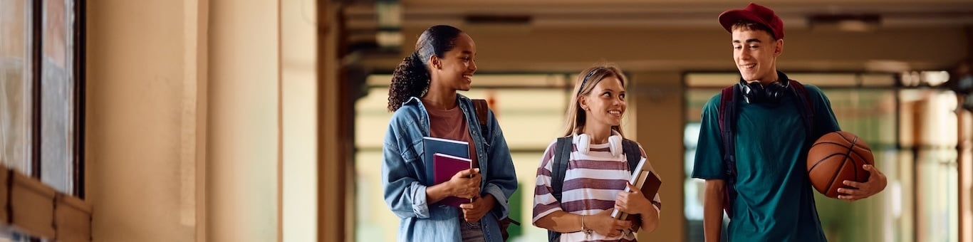Estudiantes de prepa saliendo de clases de la Universidad Tecnológica de México