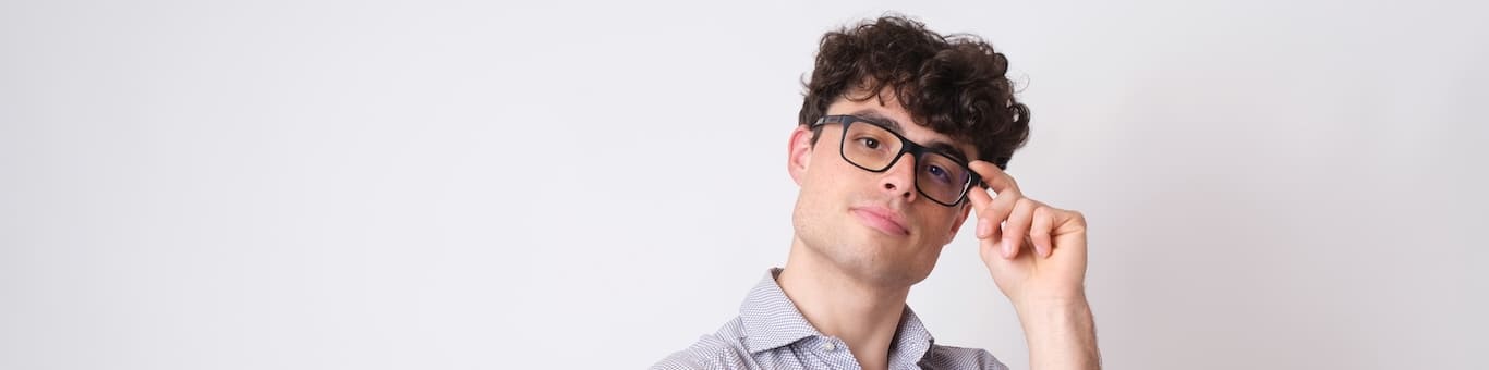 Estudiante viendo las posibilidades de estudiar y trabajar para pagar sus estudios