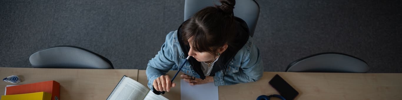 Estudiante aprovechando los beneficios de estudiar en una universidad privada