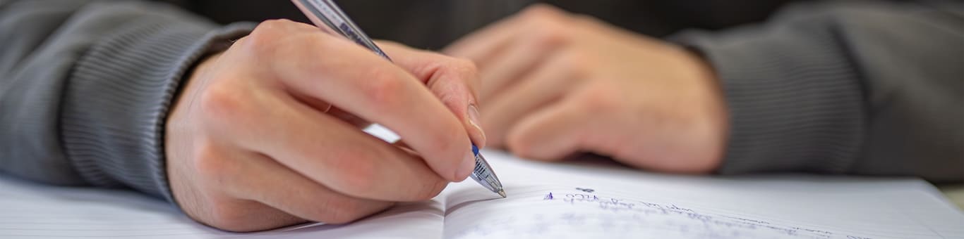 Estudiante de secundaria estudiando para el examen ECOEMS