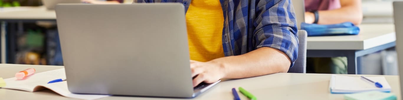 Estudiante usando el simulador del examen ECOEMS como parte de su preparación