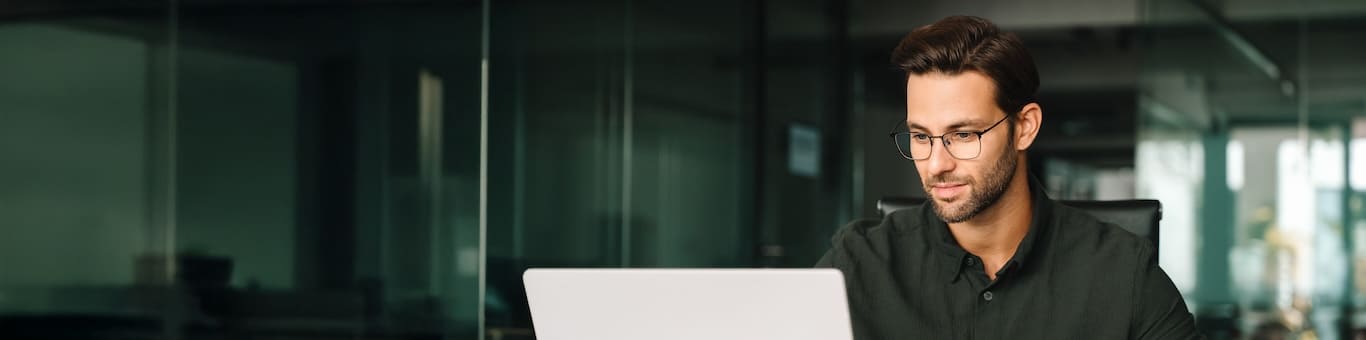 Alumno revisando oportunidades laborales en su laptop desde casa