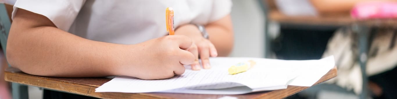 Estudiante realizando el examen ECOEMS