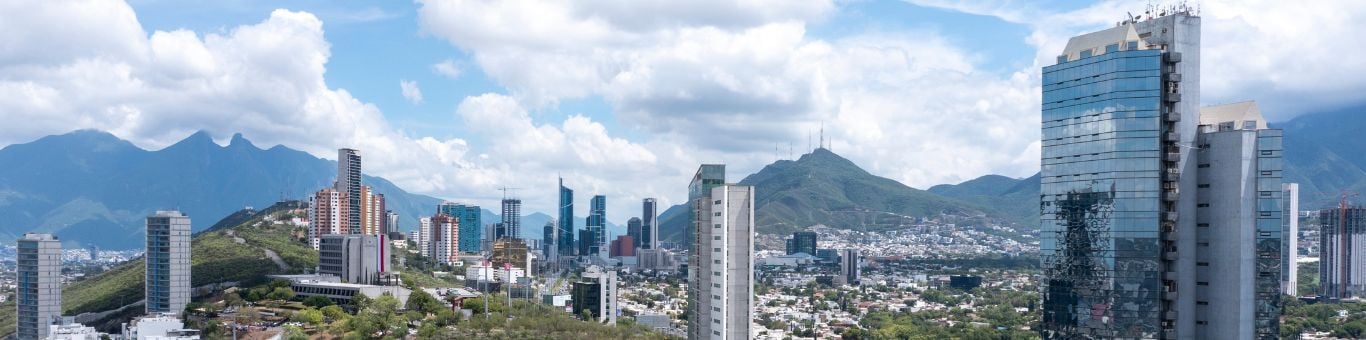 foto panorámica de monterrey y sus universidades