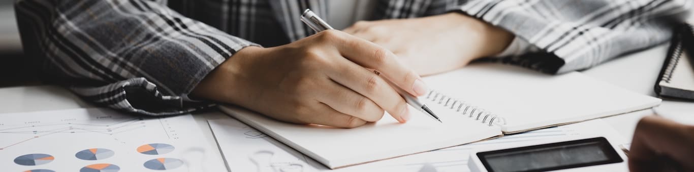 Joven estudiando Administración de Empresas