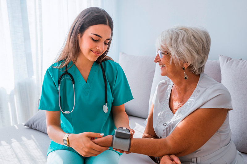 Involúcrate más en las decisiones sobre temas de salud con una licenciatura en Enfermería Nivelatoria.