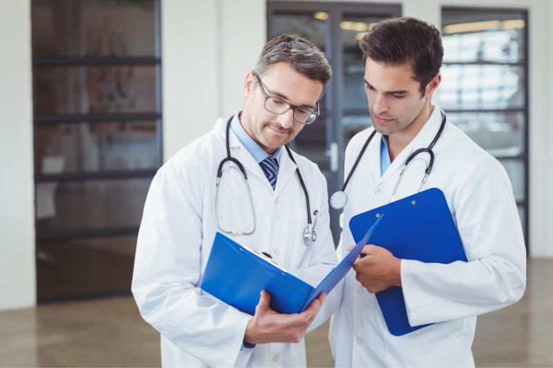Destaca en el mundo de la salud con una licenciatura en Medicina.