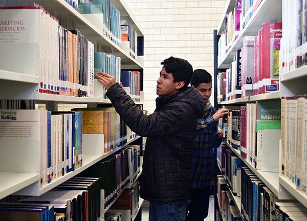 ¿Buscas un lugar silencioso para estudiar o hacer tus tareas? Refúgiate en la biblioteca. Te invitamos a que la conozcas.
