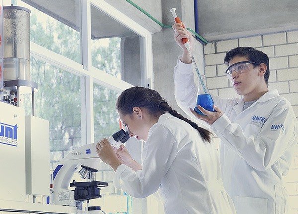Si decides estudiar Ingeniería Química o Ingeniería Ambiental y Sustentabilidad, pasarás mucho tiempo en este laboratorio, pues cuenta con cromatógrafo de gases, reactor, torre de absorción, torre de destilación, torre de enfriamiento e intercambiador de calor.