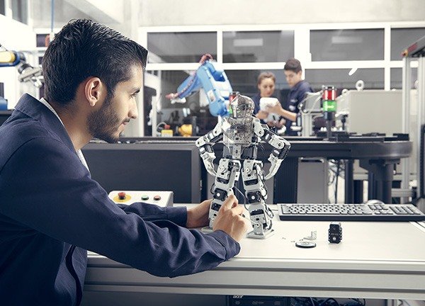 Desarrolla tu potencial con una formación práctica en laboratorios y talleres especializados