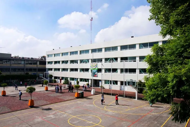 Relájate entre clases y convive con tus amigos en las áreas comunes de la UNITEC.