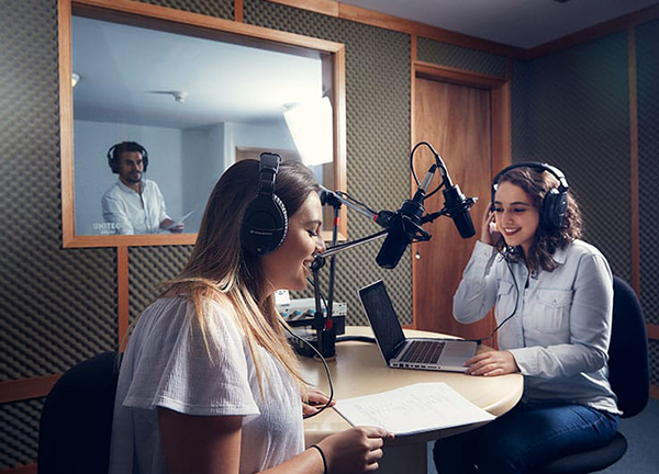 ¡Conviértete en locutor o en productor radiofónico! Practica con equipo de vanguardia, como micrófonos de condensador muy similares a los de una cabina real.