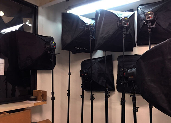 El estudio de fotografía cuenta con equipo de iluminación para aprender las técnicas más efectivas en cada práctica.