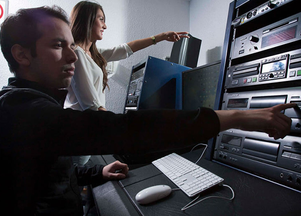 En la cabina de TV aprenderás cómo manejar cámaras de video, iluminar un set, realizar pruebas de audio y manejar una consola. ¡Conoce este espacio!