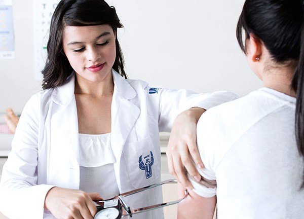 En los laboratorios de Nutrición nuestros alumnos ponen en práctica sus conocimientos para prepararse para el mundo profesional.